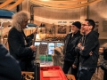 Brian, Roger i Bryan za kulicami. Brian z oryginalnym telecasterem z Live Aid